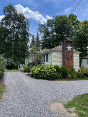 Cozy 2-bedroom Cottage with Access to Bantam Lake
